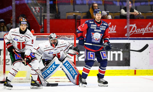 Örebros Kristian Näkyvä, målvakt Jhonas Enroth och