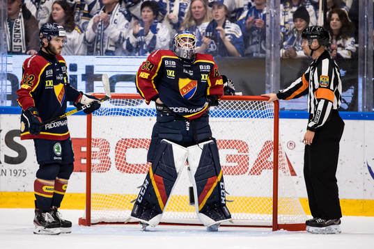 Djurgårdens Paul Carey och målvakt Niklas Svedberg och