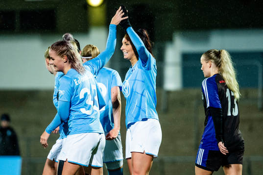 Malmö FFs Malin Gunnarsson jublar med lagkamraterna efter mål