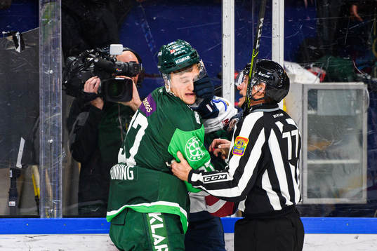 Färjestads Adam Ginning och Linköpings Robert Lantosi