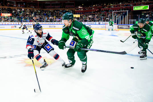 Linköpings Brian Gibbons och Färjestads Jacob de la Rose