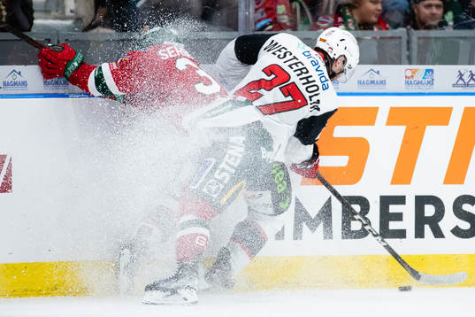 Malmö Redhawks Ponthus Westerholm tacklas av  Frölundas