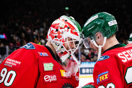 Frölundas målvakt Matthew Tomkins jublar ihop med Johan