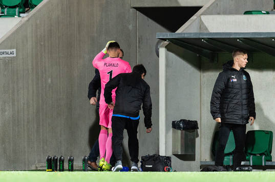 Lunds målvakt Emir Plakalo lämnar fotbollsplanen efter en skada