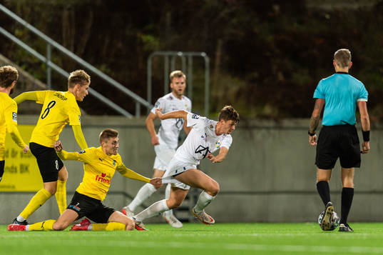 Lunds Måns Hofvander drar i IFK Malmös Emil Jönsson