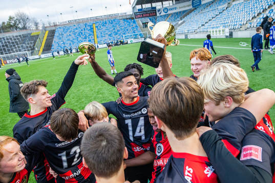 Brommapojkarna firar segern över IFK Göteborg