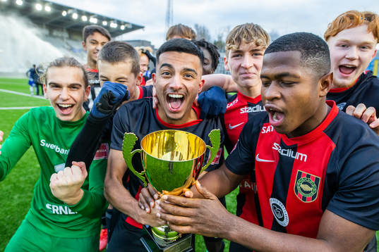 Brommapojkarna firar segern över IFK Göteborg