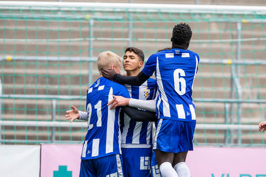 IFK Göteborgs Jimi Dos Reis Nikkos kramas om efter att ha gjort 1-1 för IFK Göteborg
