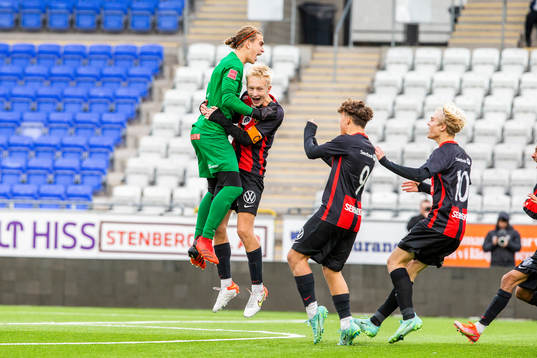Brommapojkarna firar segern över IFK Göteborg