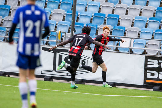 Brommapojkarnas Hampus Nielsen jublar efter att ha gjort 1-0 till Brommapojkarna