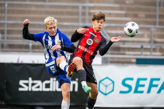 IFK Göteborgs Isak Brusberg och Brommapojkarnas Leo Hellenius i kamp om bollen