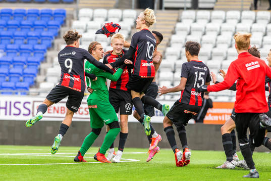 Brommapojkarna firar segern över IFK Göteborg