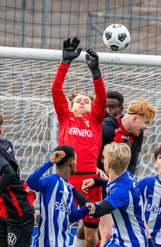 IFK Göteborgs målvakt Linus Dahlgren och Brommapojkarnas Hampus Nielsen  i en duell