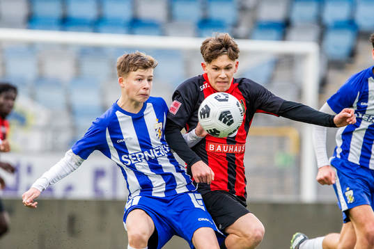 IFK Göteborgs Petter Ek och Brommapojkarnas Aaron Rydell i kamp om bollen