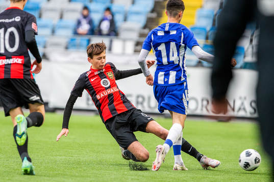 Brommapojkarnas Oskar Cotton gör en brytning mot IFK Göteborgs Melvin Koliqi