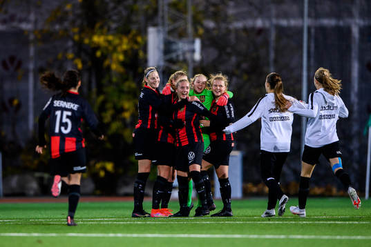 Brommapojkarnas spelare jublar