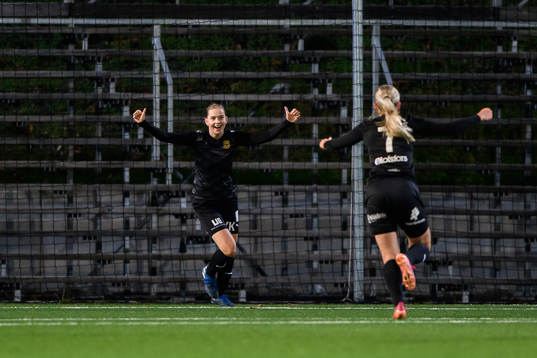 Umeås Elise Johansson jublar efter 0-1