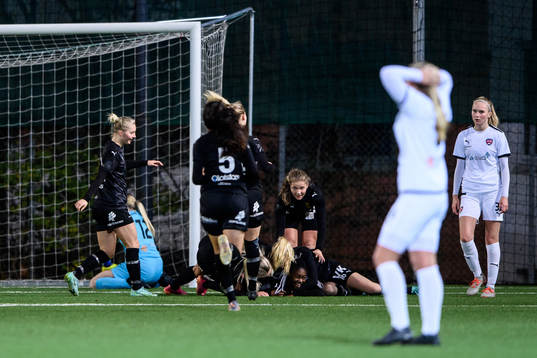 Umeås spelare jublar efter att Monica Jusu Bah gjort 0-2