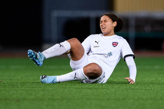 Rosengårds Jo-Anne Agbor Tataw Cronquist har ont