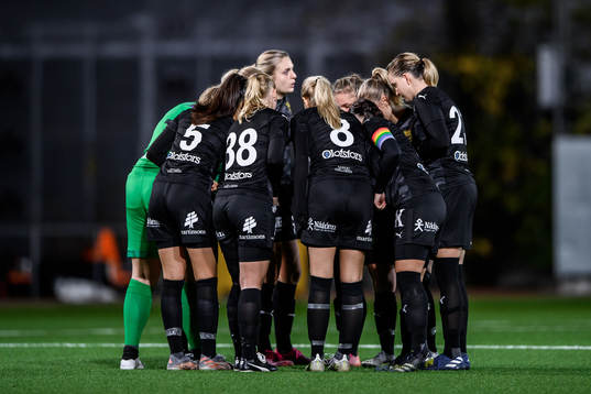 Umeås spelare samlas i en ring