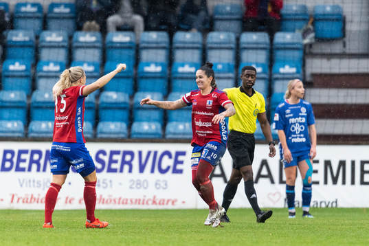 uVittsjös Fernanda Da Silva och Nellie Persson j+nder fotbollsmatchen i Damallsvenskan mellan Vittsjö och Örebro den 6 november 2021 i Vittsjö. 