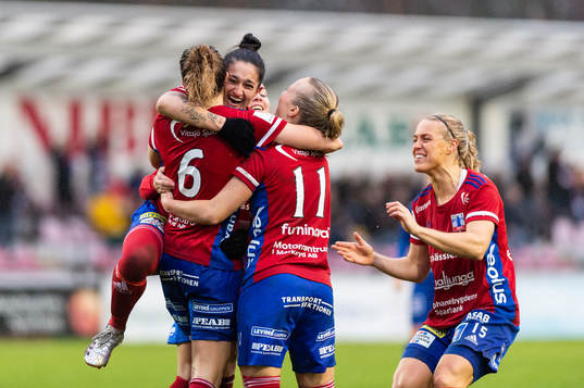 Vittsjös Clara Markstedt, Fernanda Da Silva, Tove Almqvist och Nellie Persson jublar