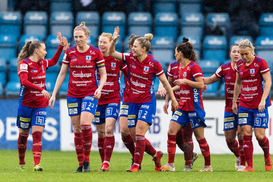 Vittsjös Ebba Hed och Vittsjös Mie Leth Jans jublar