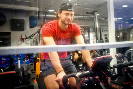 Örebros Petr Zámorský värmer upp