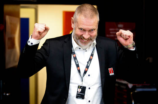 Örebros VD Mikael Johansson jublar