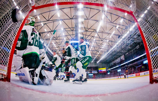 Örebros Nick Ebert gör 3-2 på Färjestads Dominik Furch