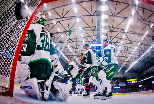 Örebros Nick Ebert gör 3-2 på Färjestads Dominik Furch