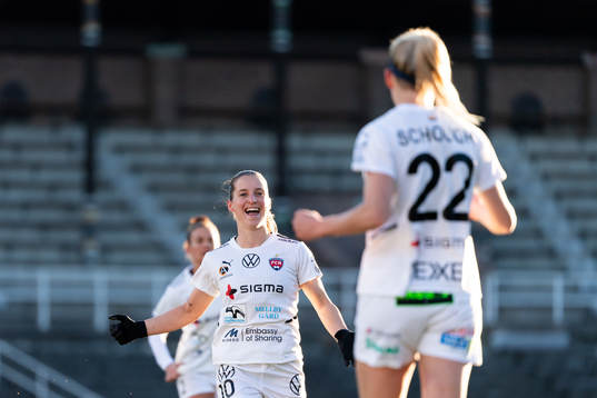 Rosengårds Jelena Cankovic jublar efter att Olivia Schough gjort 0-1
