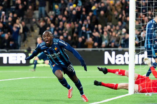  Djurgårdens Edward Chilufya jublar efter att han gjort 1-0