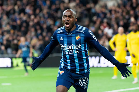Djurgårdens Edward Chilufya jublar efter att han gjort 1-0