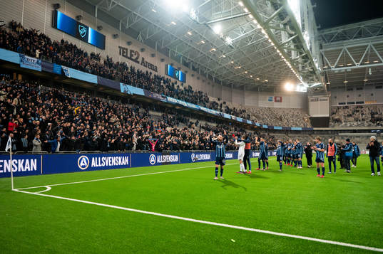 Djurgårdens spelare jublar och tackar publiken