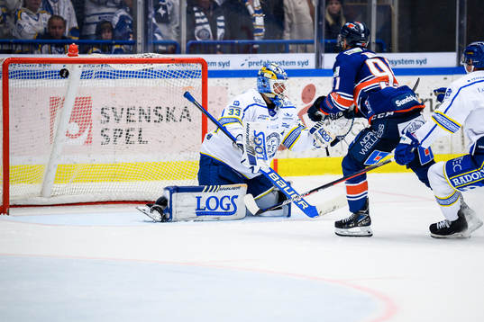 Växjös Andrew Calof gör mål 4-0 bakom Leksands målvakt