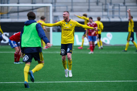 Ängelholms Anton Kinnander firar avancemanget till Division 1