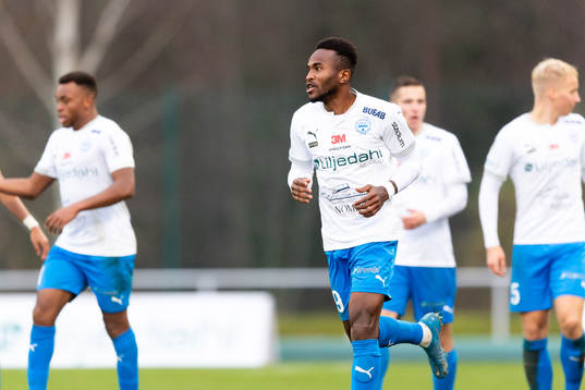 Värnamos Christian Moses jublar efter att  han  gjort 1-1