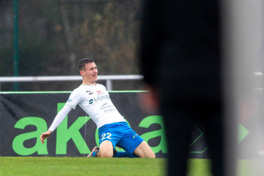 Värnamos Robin Dzabic jublar efter att han gjort 2-1