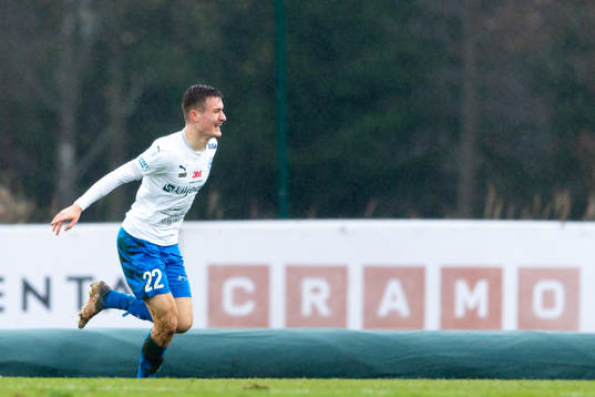 Värnamos Robin Dzabic jublar efter att han gjort 2-1