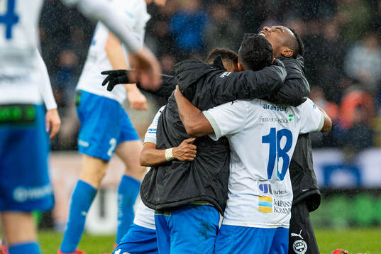 Värnamos spelare jublar