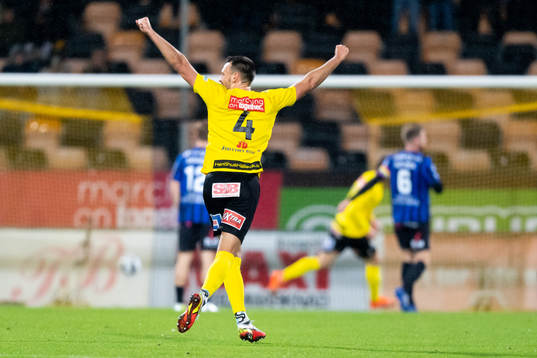 Mjällbys Max Watson jublar efter att Mamudu Moro (ej i bild) gjort 1-0