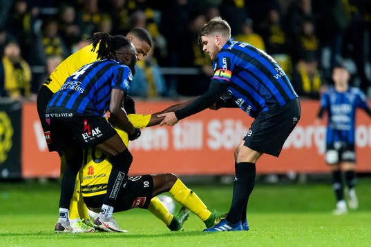 Sirius Joseph Colley och Marcus Mathisen hjälper Mjällbys