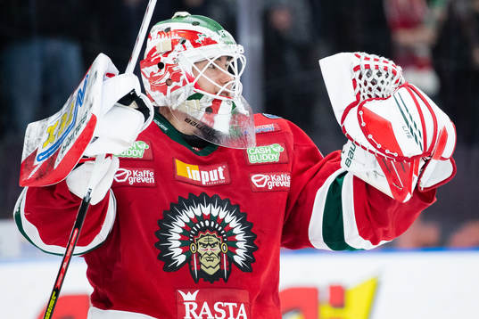 Frölundas målvakt Matthew Tomkins jublar