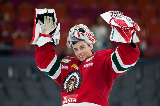 Frölundas målvakt Matthew Tomkins jublar