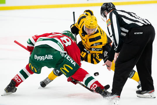 Frölundas Johan Sundström tekar mot Skellefteås Stefan
