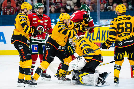 Skellefteås målvakt Strauss Mann blockerar pucken