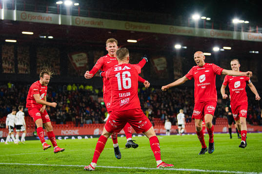 Robert Thomas Taylor of Brann celebrates with Bård Finne, Aune Selland Heggebø, Ruben Kristiansen and Petter Dahle Strand of Brann after scoring the 2-1 goal