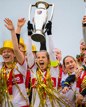Tuva Hansen of Sandviken celebrates with the trophy