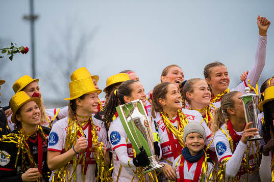 Sandra Stavenes, Elisabeth Terland, Tuva Hansen, Ingrid Ryland and Marthine Østenstad of Sandviken celebrates with the trophy